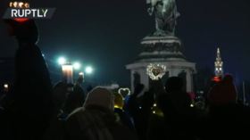 Протестующие против карантина привезли в Вену «Море огней» (ВИДЕО)