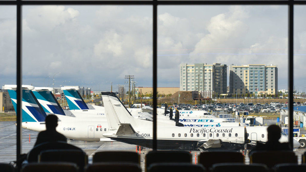 National hockey teams ‘thrown off plane in mask row’