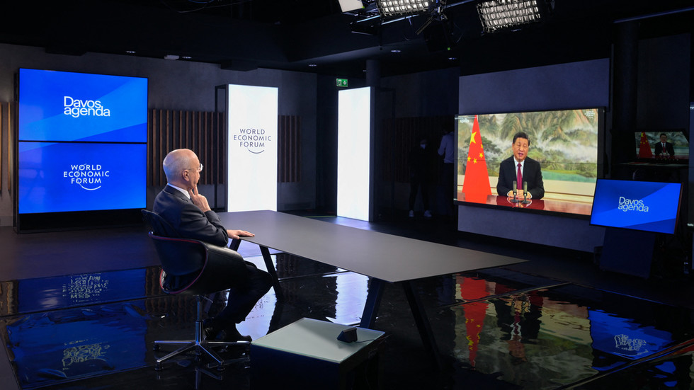 <div class=__reading__mode__extracted__imagecaption>Klaus Schwab listen Chinese President Xi Jinping seen on the TV screen speaking remotely at the opening of the WEF Davos Agenda virtual sessions at the WEF's headquaters in Cologny near Geneva on January 17, 2022. © Fabrice COFFRINI / AFP 