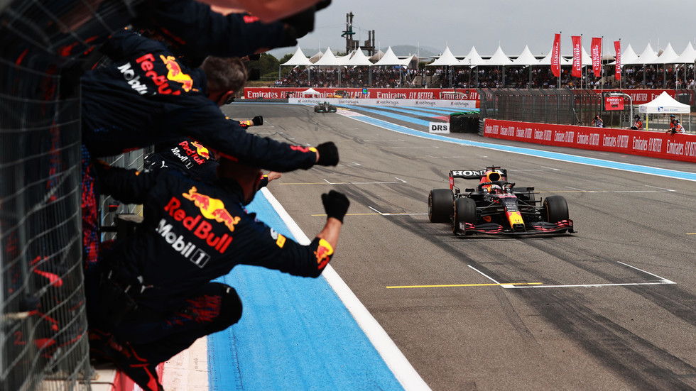Formula 1 imposes mandatory vaccines