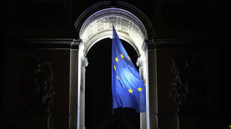 The flag of the EU under the Arc de Triomphe in Paris, January 1, 2022. © AP/Thibault Camus