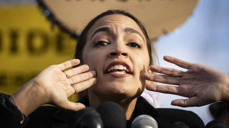 FILE PHOTO: Alexandria Ocasio-Cortez speaks during a rally for immigration provisions to be included in the Build Back Better Act outside the US Capitol  i Washington, DC, December 7, 2021 © Getty Images / Drew Angerer