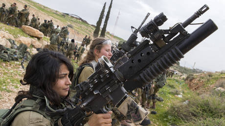 Israeli soldiers from the mixed-gender Lions of the Jordan battalion check their weapons during training. February 28, 2017. © AFP / Jack Guez