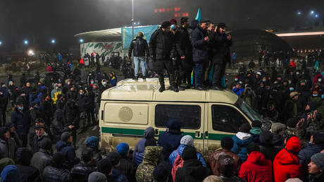 Protesters take part in a rally against rising energy prices in Almaty on January 5, 2022. © AFP / Abduaziz Madyarov