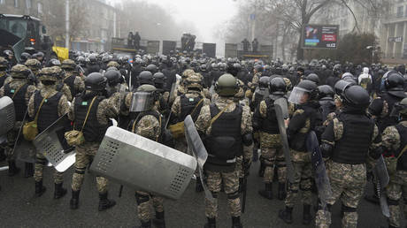 شورش ها خیابان ها را برای جلوگیری از معترضان در جریان اعتراض در آلماتی، قزاقستان، چهارشنبه، 5 ژانویه 2022 مسدود کردند. © AP Photo / ولادیمیر ترتیاکوف