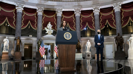 Vice President Kamala Harris gives remarks in Statuary Hall of the U.S Capitol on January 6, 2022 in Washington, DC. © Getty Images / Greg Nash-Pool