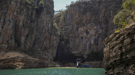 Gigantic canyon rock slide hits tourist boats, killing at least 5 people (VIDEOS)