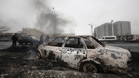 A car burnt during clashes in the streets of Almaty, Kazakhstan. © AP / Vasily Krestyaninov