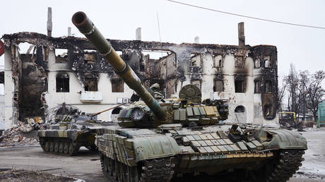 جنگنده های جدایی طلب خودروهای زرهی اوکراینی را در 7 فوریه 2015 در اوگلگورسک اوکراین توقیف کردند.  © Pierre Chrome / Getty Images