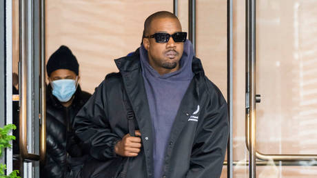 Ye، که قبلا به عنوان Kanye West شناخته می شد، در چلسی، نیویورک، 5 ژانویه 2022 دیده می شود. © Getty Images / Gotham