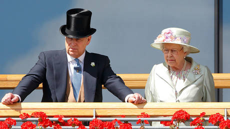 Prince Andrew and Queen Elizabeth II watch the horses in the parade ring as they attend Day 2 of Royal Ascot at Ascot Racecourse, England, June 18, 2014 © Getty Images / Max Mumby