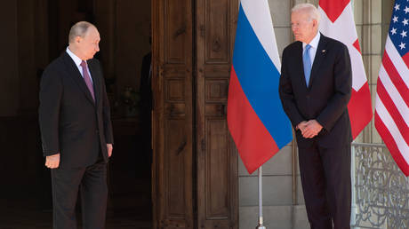 FILE PHOTO. US President Joe Biden (R) and Russian President Vladimir Putin arrive for a US-Russia summit at Villa La Grange in Geneva on June 16, 2021. © AFP / SAUL LOEB
