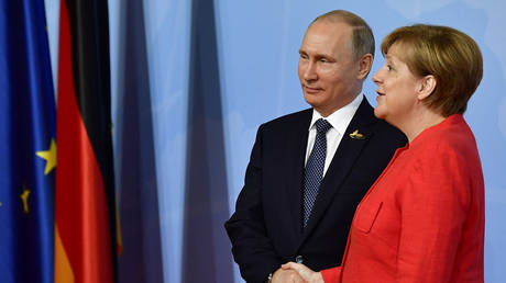 آنگلا مرکل، صدراعظم سابق آلمان و ولادیمیر پوتین، رئیس جمهور روسیه.  © AFP / Tobias SCHWARZ