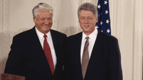 عکس فایل.  رئیس جمهور سابق روسیه بوریس یلتسین (L) و رئیس جمهور سابق آمریکا بیل کلینتون (R).  © گتی ایماژ / لری داونینگ