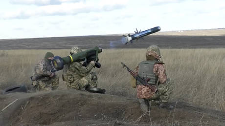 عکس: سربازان اوکراینی در 12 ژانویه 2022 در حین تمرین نظامی در استان دونتسک اوکراین از پرتابگر موشک جاولین آمریکا استفاده کردند.