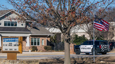 A law enforcement vehicle sits near the Congregation Beth Israel synagogue on January 16, 2022 in Colleyville, Texas. © Brandon Bell / Getty Images