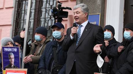 Former Ukrainian President Petro Poroshenko addresses his supporters outside the Pecherskyi District Court in Kiev, Ukraine. © Sputnik / Stringer