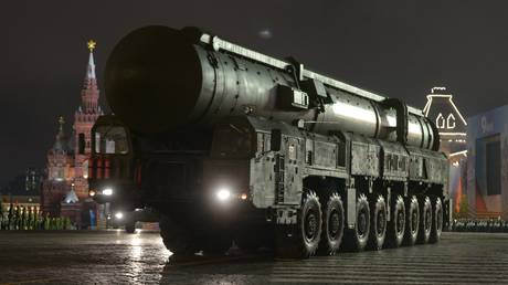 Topol-M intercontinental ballistic missile systems take part in Victory Day parade rehearsal on Moscow's Red Square. © Sputnik / Grigory Sysoev