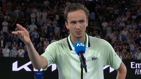 Daniil Medvedev signaled his unhappiness at the Melbourne crowd. © Twitter @wwos