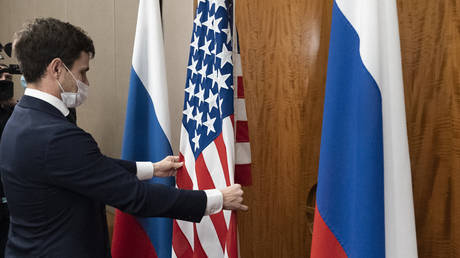 Flags are prepared before a meeting of Secretary of State Antony Blinken and Russian Foreign Minister Sergey Lavrov, Jan. 21, 2022, in Geneva, Switzerland. © AP Photo/Alex Brandon