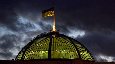 A Ukrainian flag flies at the top of the parliament in Kiev. © AFP / Sergei Supinsky
Sergei Supinsky