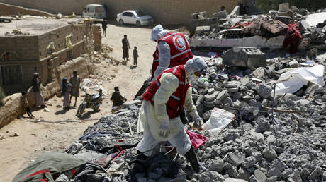 Rescue members search for victims among rubble on January 22, 2022 in Saada, Yemen.© Getty Images / Mohammed Hamoud/Getty Images)