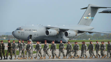FILE PHOTO: Members of the US Army 173rd Airborne Brigade disembark upon their arrival by plane at a Polish air force base in Swidwin, Poland. © Sean Gallup / Getty Images