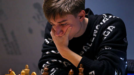 Chess star in mask row after bizarre tournament incident