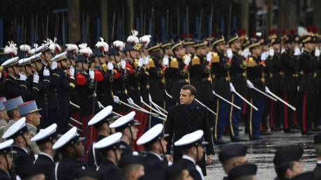 French President Emmanuel Macron inspects the troops. © Aurelien Meunier / Getty Images