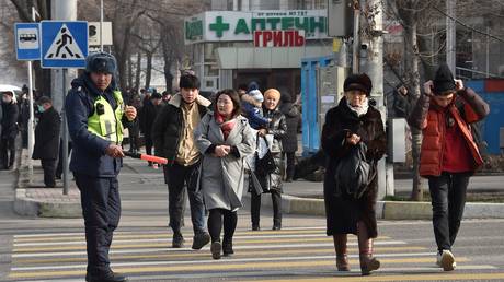 A police officer regulates street traffic during a blackout in Bishkek, Kyrgyzstan, January 25, 2022. © Vyacheslav Oseledko/AFP