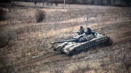 Ukrainian forces taking part in a tank drills in Donbass region on April 18, 2021. © Handout / Armed Forces of Ukraine / AFP