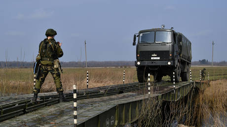 Belarusian servicemen set up a temporary bridge during a Russian-Belarusian exercise of airborne tactical units, in the Vitebsk region, Belarus. © Sputnik / Maksim Blinov