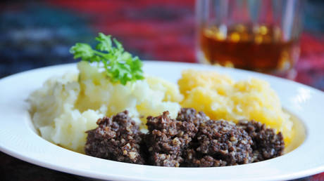 A traditional Scottish meal for Robert Burns night with Haggis, neeps and tatties. © Getty Images / blackjake