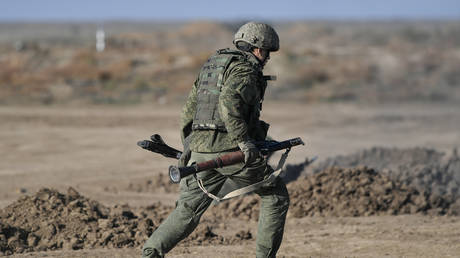A Russian serviceman takes part in an amphibious assault exercise along the coast held by army corps and naval infantry units of the Russian Black Sea Fleet at the Opuk training ground near Kerch, Crimea, Russia. © Sputnik / Konstantin Mihalchevskiy