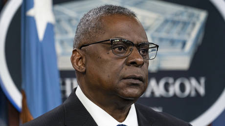 Lloyd Austin pauses while speaking during a media briefing at the Pentagon in Washington, DC, January 28, 2022 © AP / Alex Brandon