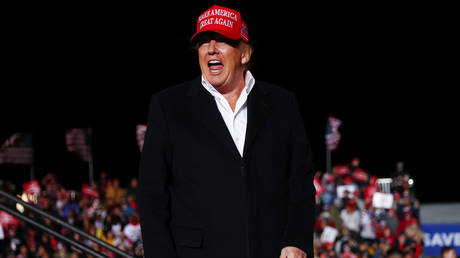 FILE PHOTO: Former President Donald Trump speaks at a rally in Florence, Arizona on January 15, 2022 © Getty Images/Mario Tama