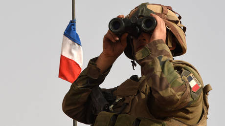 FILE PHOTO. A French soldier patrolling on an armoured vehicle a track between M'Bouna and Goundam in the Timbuktu region. © AFP / PHILIPPE DESMAZES