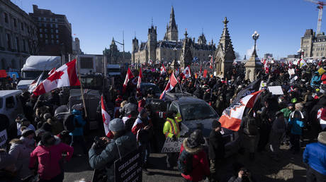 Protestors participate in a cross-country truck convoy against Covid-19 vaccine mandates in Ottawa, Canada, January 29, 2022. © AP Photo / Adrian Wyld