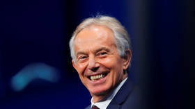 Indignation alors que le Premier ministre de la guerre en Irak, Blair, obtient le titre de chevalier de la reine Elizabeth