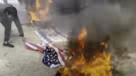 Les manifestants pleurent le général assassiné en brûlant des drapeaux américains