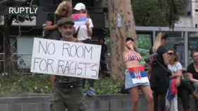 Les supporters de Djokovic se rassemblent devant l'hôtel de la "torture" (VIDEO)
