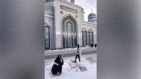 عذرخواهی عجیب مرد بانفوذ روسیه برای عکس های زیر لباس زیر در مقابل مسجد نمادین مسکو