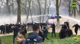 معترضان ضد انسداد مقر دستگاه دیپلماسی اتحادیه اروپا را در هم شکستند (ویدئو)