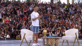Ronaldo fires tech warning as he collects Dubai award (VIDEO)