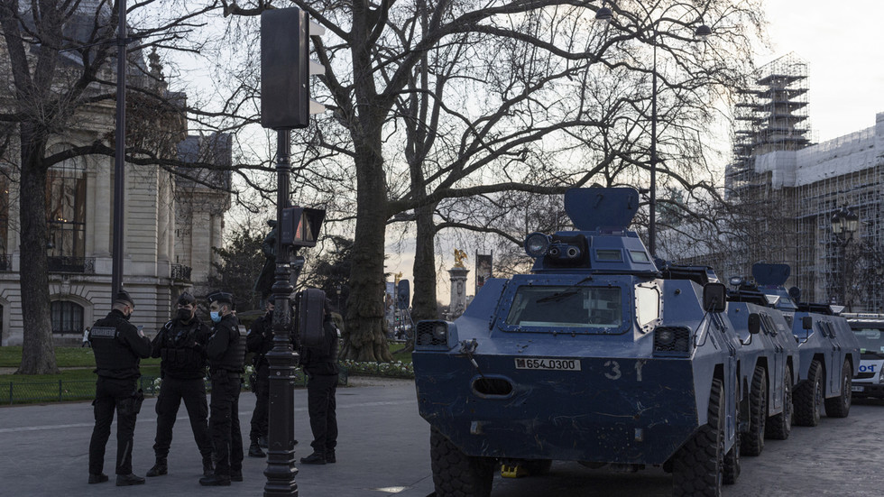 Paris braces for ‘Freedom Convoy’ (VIDEOS)