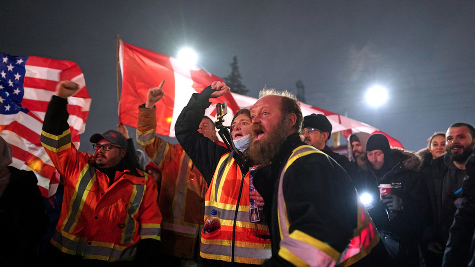 WATCH Canadian truckers defy court injunction, maintain border blockade