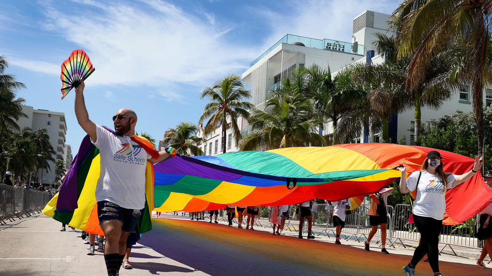 ‘Don’t Say Gay’ bill requires students to be ‘outed’ — RT World News ‘Don’t Say Gay’ bill requires students to be ‘outed’ — RT World News