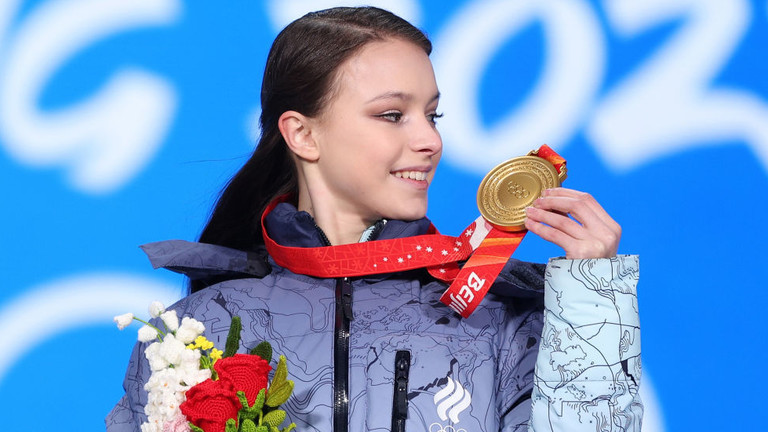 https://sportsandworld.com/anna-shcherbakova-olympic-figure-skating-champ-explains-muted-celebrations.html