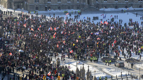 Supporters arrive at Parliament Hill for the Freedom Truck Convoy to protest against Covid-19 vaccine mandates and restrictions in Ottawa, Canada, on January 29, 2022. © Lars Hagberg / AFP