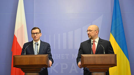 Prime Minister of Ukraine Denys Shmyhal and his Polish counterpart Mateusz Morawiecki take part in a press-conference for the results of their talks in Kiev on February 1, 2022. © AFP / Sergei Supinsky